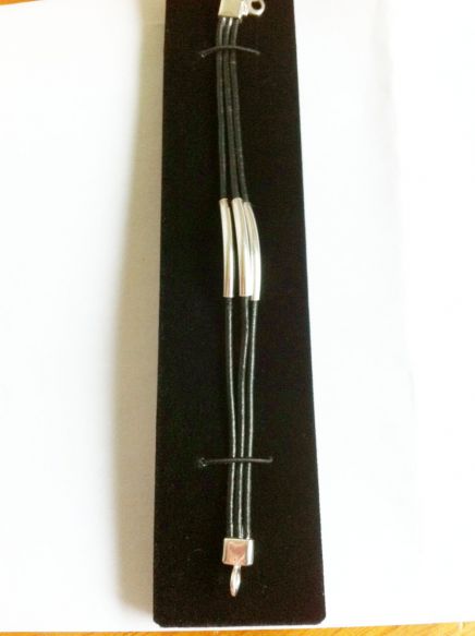 3 strenget læderarmbånd med sølvrør