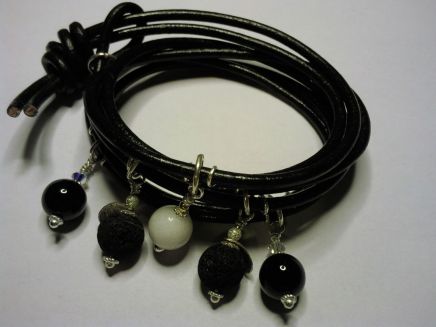 Viklet læderarmbånd med perler